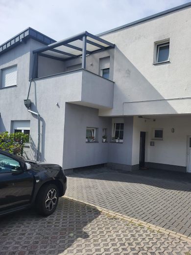 Zukunftssicheres Familiendomizil:  mit Kamin in zentraler Top-Lage! – Hauseingang mit Stellplatz