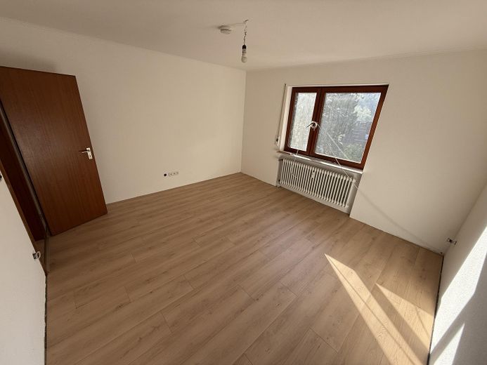 Zweifamilienhaus mit 2 sep. Wohneinheiten | Mögl. Anlageobjekt – Schlafzimmer OG