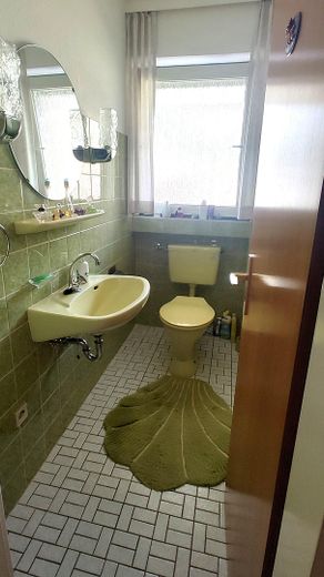Casa a schiera ben tenuta con ampia terrazza sul tetto soleggiata e molto spazio – Gäste-WC EG