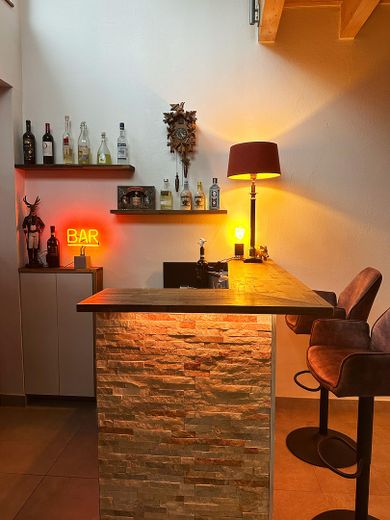 Architektur trifft Privatsphäre – besonderes Einfamilienhaus mit Pool, Sauna und Garten im Grünen – Bar im Wohnzimmer