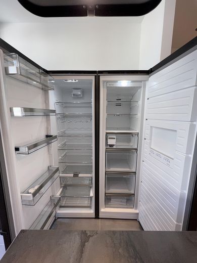 Lussuoso appartamento di 4 locali risanato con cucina componibile unica sul Kaßberg – Side-By-Side-Kühlschrank
