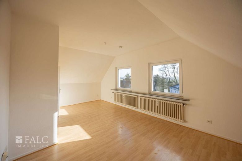 Kompakt, ruhig, zentral - 2-Zimmer-Dachgeschosswohnung mit optimalen Grundriss – Wohnzimmer