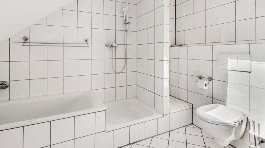 Zentrale Lage, neue Küche, helle Wohnung, 3 Zimmer – Bad mit Dusche und Wanne