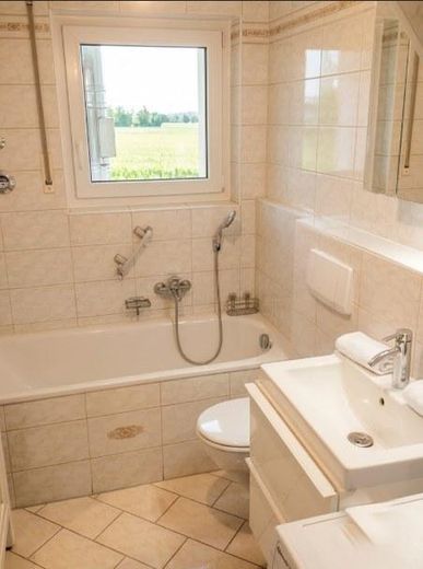 Aussergewöhnliche 3,5-Zi-Maisonette-Wohnung, 2 Wohnebenen, Stadtrandlage, offener Kamin,Einzelgarage – Tageslichtbadezimmer mit Wanne