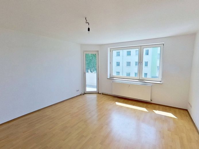 Minden-Dankersen: Odnowione mieszkanie 3-pokojowe z BALKONEM – Ansicht I: Wohn- und Esszimmer