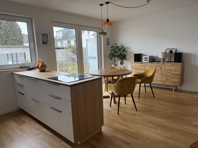 High-quality, stylish 4-room new-build maisonette apartment – Wohnzimmer Küchenausblick EG