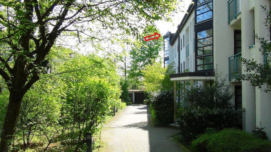 Lauschige 2-Zi.-Süd-DTW mit enormer Weite - zwischen Ortszentrum und altem Ortskern – Außenansicht Nord - Eingang