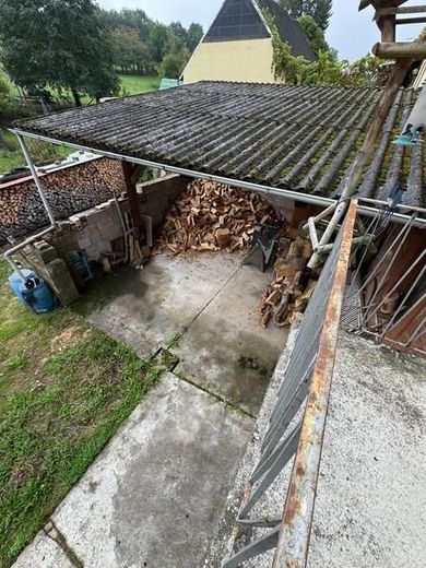 Großes Einfamilienhaus auf 1.500 m² Grundstück mit Scheune &amp; attraktivem Entwicklungspotenzial – 5 Holzlager mit Stallzugang
