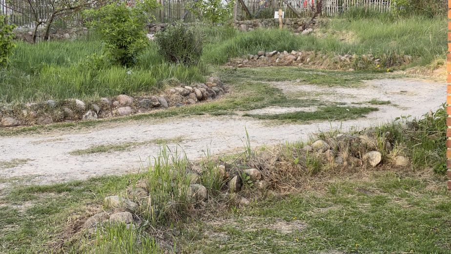 Biesenthal: 1.646 m² erschlossen, Altbau, PV-Anlage, 40 Min nach Berlin – Auffahrt zum Grundstück