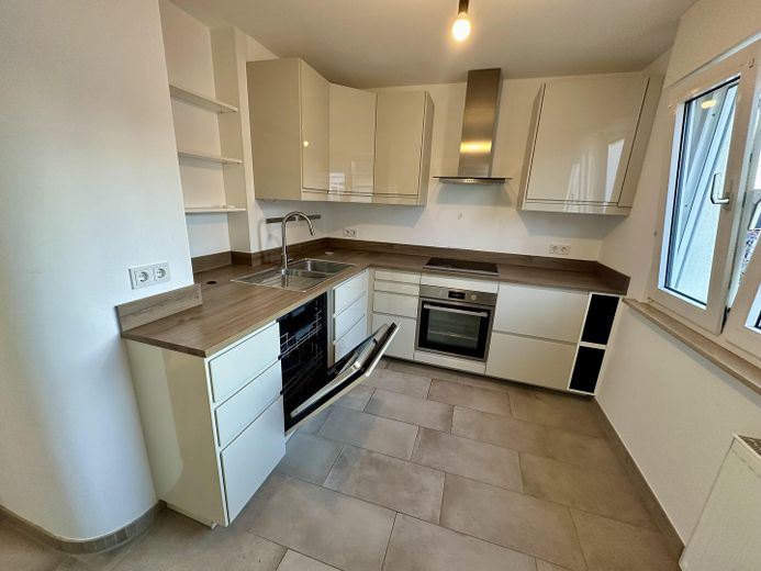 Hochwertig sanierte 4-Zimmer-Maisonette | 110 m² | 2 Bäder | Balkon | ruhige Lage an den Mainwiesen – Küche OG