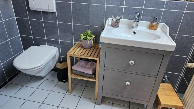 Ruhe über dem Wasserviertel | zentral auf 165 m² | Dachterrasse mit Blick ins Grüne – Gäste WC mit Fenster