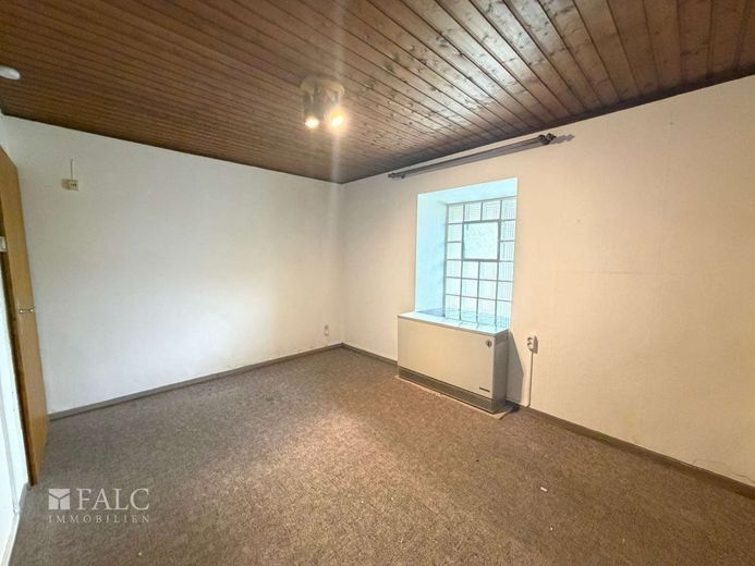 Handwerkerobjekt mit Dachterrasse und ehemaliger Werkstatt – Schlafzimmer EG