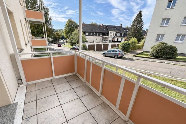 Helle 2-Zimmer-Wohnung mit Tageslichtbad und Balkon in C-Ebersdorf