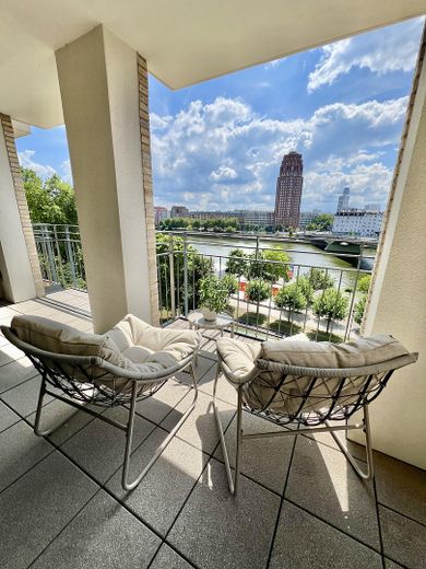 Möblierte 2-Zimmer-Wohnung in erster Reihe zum Main – Südbalkon mit Blick auf Main