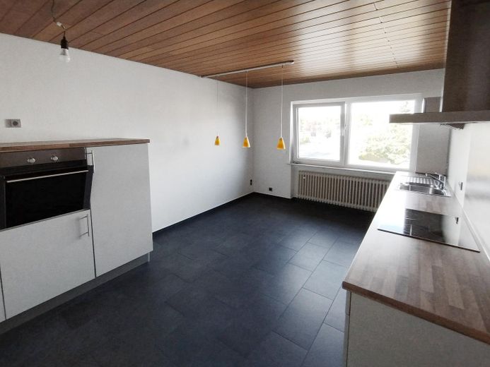 Helle, renovierte 4-Zimmer-Wohnung (1.OG) mit Küche und Süd-Balkon in ruhiger Lage in Kleinostheim – Küche