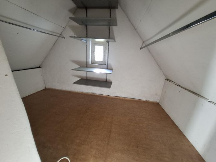 Nbg-Gaismannshof’ta inci - Tek ailelik ev (veya 3 odalı mutfak-banyo zemin kat + 2 odalı mutfak-banyo çatı katı) ve büyük, sakin bahçe – Kabäuschen als Schrank