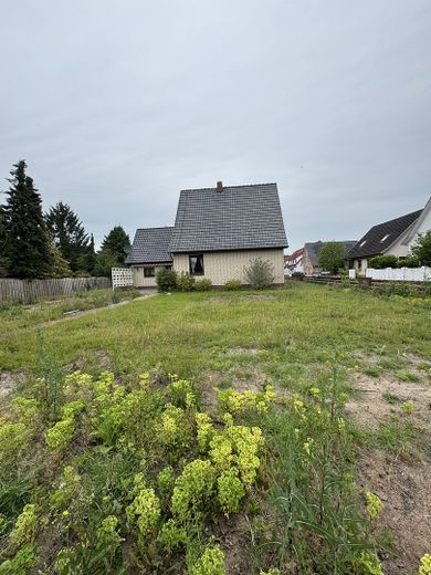 Haus und Baugrundstück
