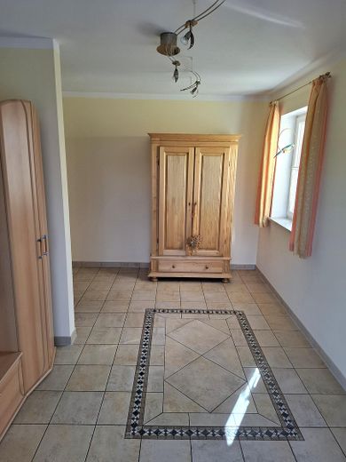 Repräsentatives Einfamilienhaus mit separaten Gewerbegebäude Werkstatt/Lagerhalle – Eingangsbereich mit Garderobe 