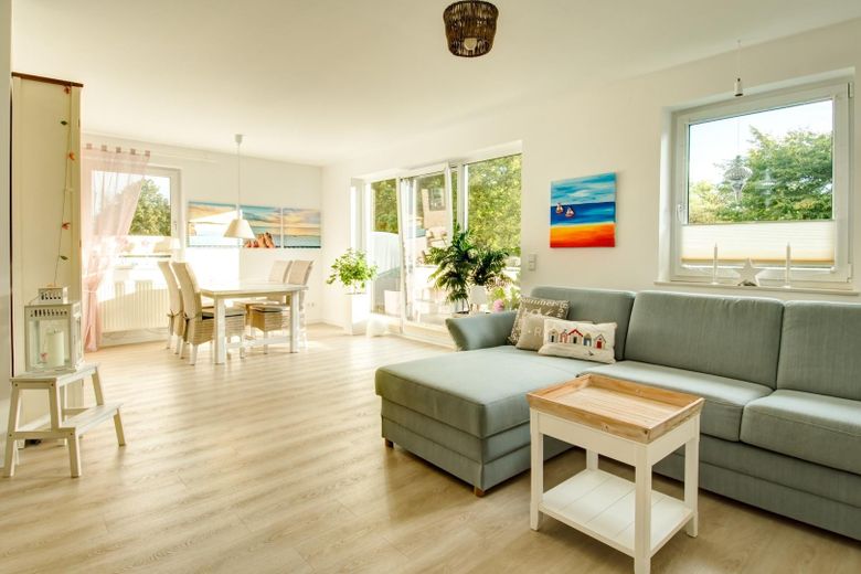 Central, accessible comfort apartment with Baltic Sea views – Heller Wohn-Essbereich