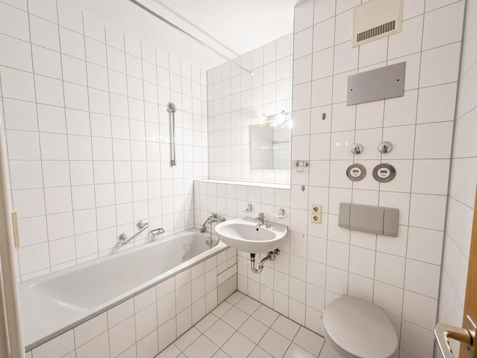 Helle 2-Zimmer-Wohnung in Kornwestheim | Terrasse, Garten, TG, renoviert & E-Rollläden – Badezimmer