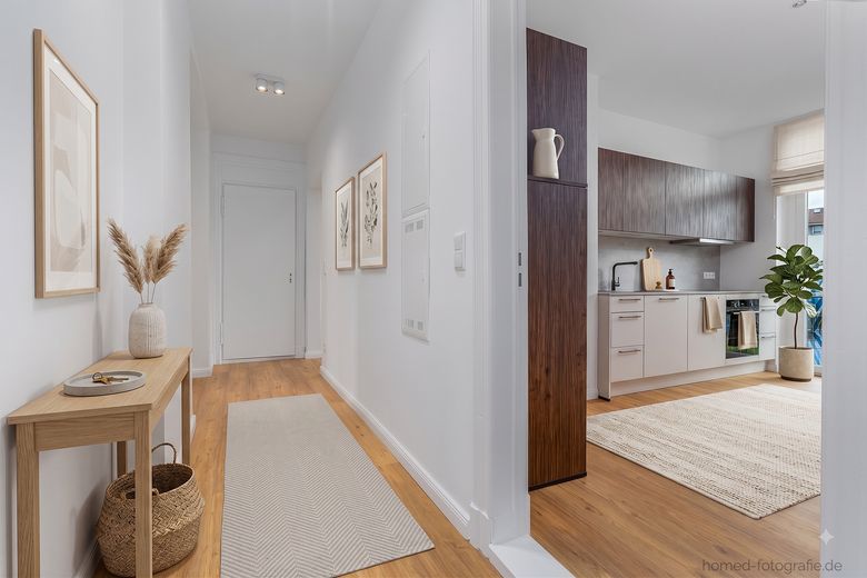 Kernsanierter 3-Zimmer-Altbau in Berlin-Köpenick: Erstbezug mit Wohnküche, Tageslichtbad und Balkon – Flur/Küche - KI Visualisierung