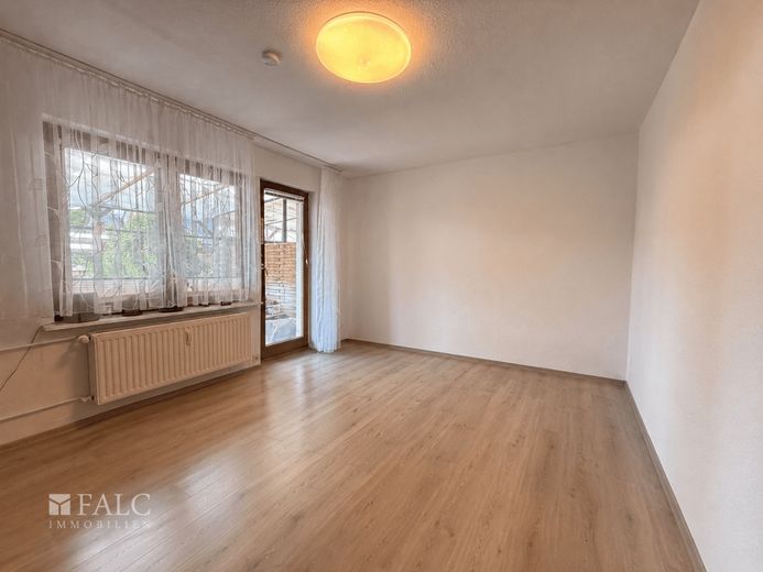 6 Einheiten. Voll vermietet. Kapitalanlage in Nortorf. – Wohnung 2 Wohnzimmer (Raum digital leergeräumt)