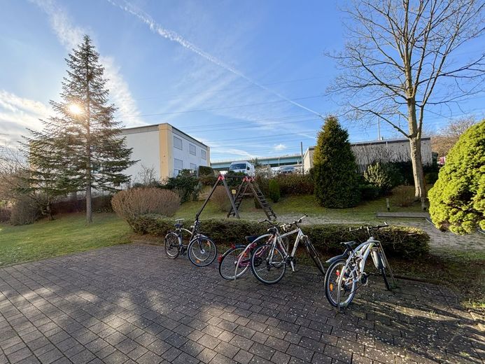 Fahrradstellplatz und Spielplatz