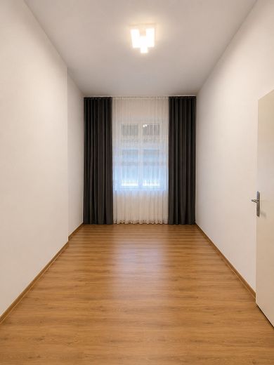 Gut geschnittene 2-Zimmer-Wohnung, umfassend modernisiert, zentrale Lage – Foto 3