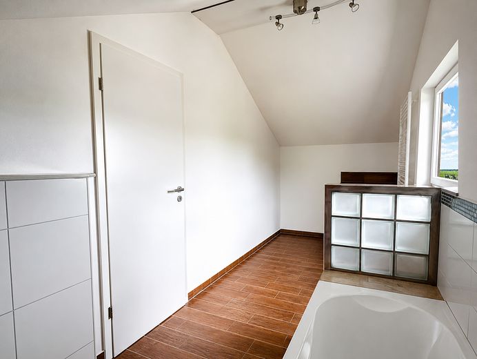 Außergewöhnliches Architektenhaus m. hochwertiger Ausstattung, Wohnkeller u. traumhaftem Südgarten – Bad OG
