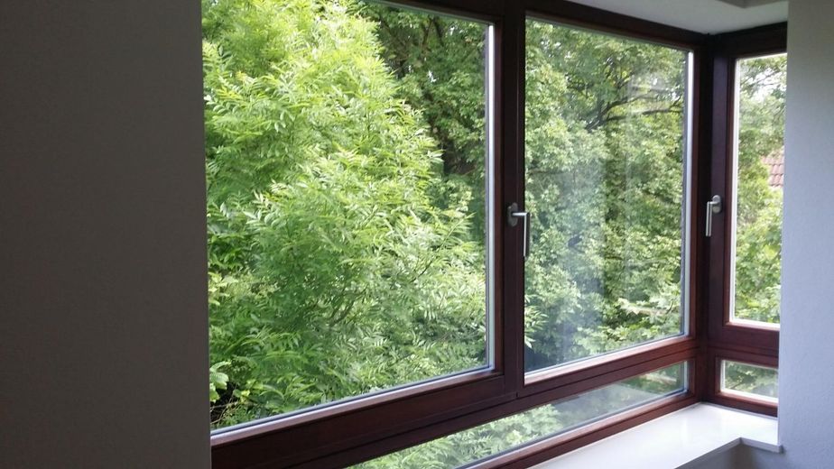 3 Zimmer lichtdurchflutete DG-Wohnung Inmitten von München-Waldtrudering – Ausblick Wohnzimmer