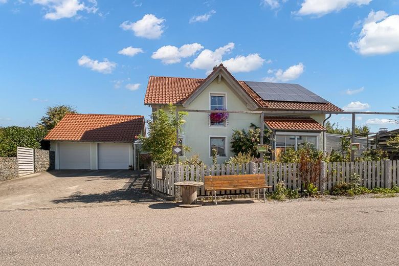 Hausfront mit Doppelgarage