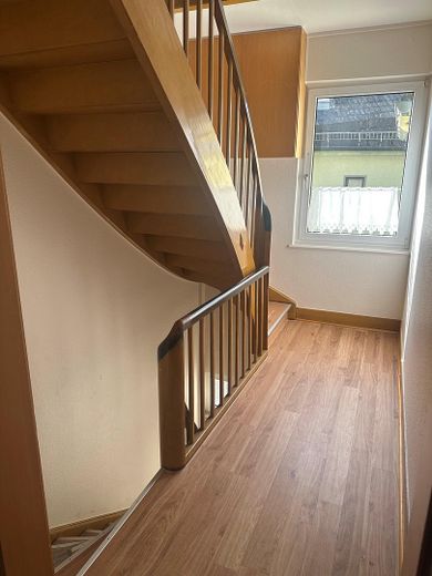 Gepflegte Wohnung 3 ZKB mit EBK und Garten – Treppenhaus