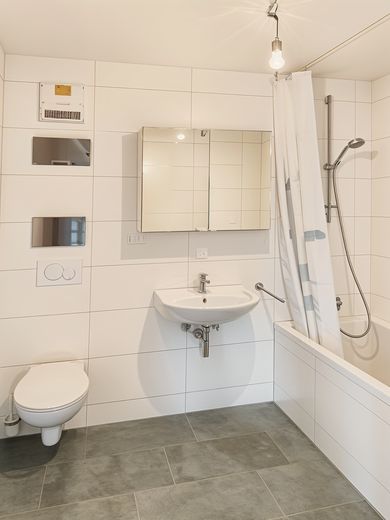 Provisionsfrei: Helle 2-Zi.-Wohnung mit Balkon in der Reutlinger Altstadt – neues Bad, Fernwärme – Frisch genoviertes Bad