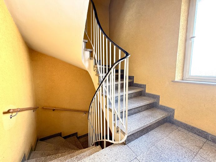 Viel Raum für Familie oder Investment – leere 4 Zimmer-Wohnung mit großem Balkon + PROVISIONSFREI + – Treppenhaus