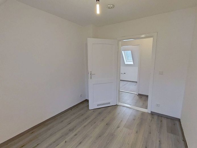Gemütliche 3-Zi.-Dachgeschosswohnung mit Wannenbad in ruhiger Wohnlage – Ansicht II: Schlafzimmer I