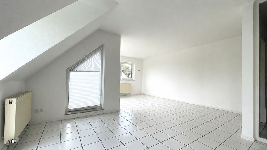 Charmante 2-Zi.-Maisonette-Wohnung mit Balkon und Stellplatz in bester Lage von Wiesbaden-Bierstadt – Wohnzimmer (2)