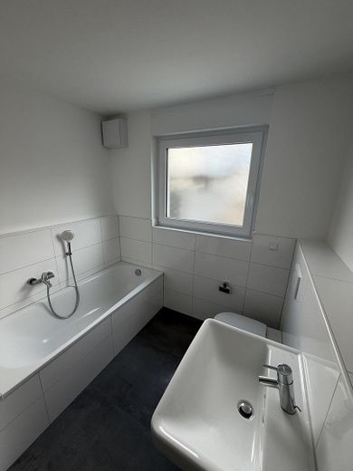 Trilocale al piano terra quasi nuovo con terrazza e giardino – Badezimmer