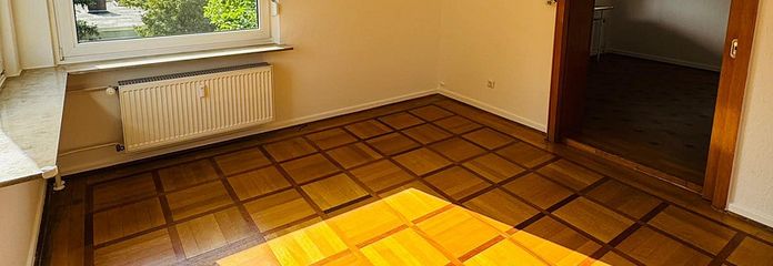 Appartamento di 4 locali con vista da sogno sul Taunus e giardino privato – Wohnzimmer