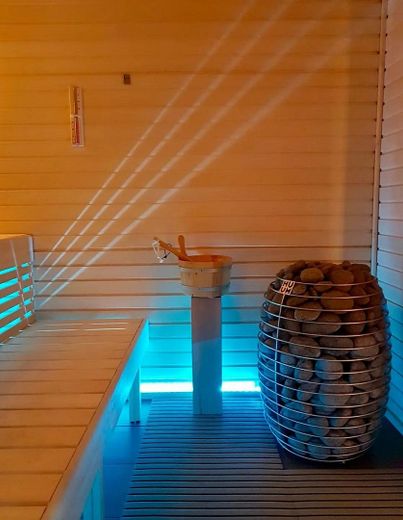 Traumhaus mit Einliegerwohnung in Saabrücken, Pool, Sauna, Klima .... – Saunaofen