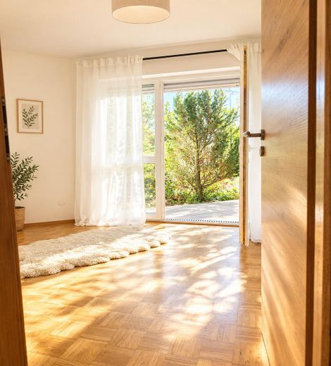 2-Etagen-Wohnung mit 2 Bädern, EBK, Terrasse, Balkon, PV-Anlage & 2 TG-Stellplätze – Büro / Gästezimmer EG