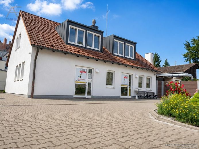 Dachgeschosswohnung für Firmen &amp; Berufspendler als Haupt- oder Zweitwohnsitz. Auch als Büro nutzbar – Front