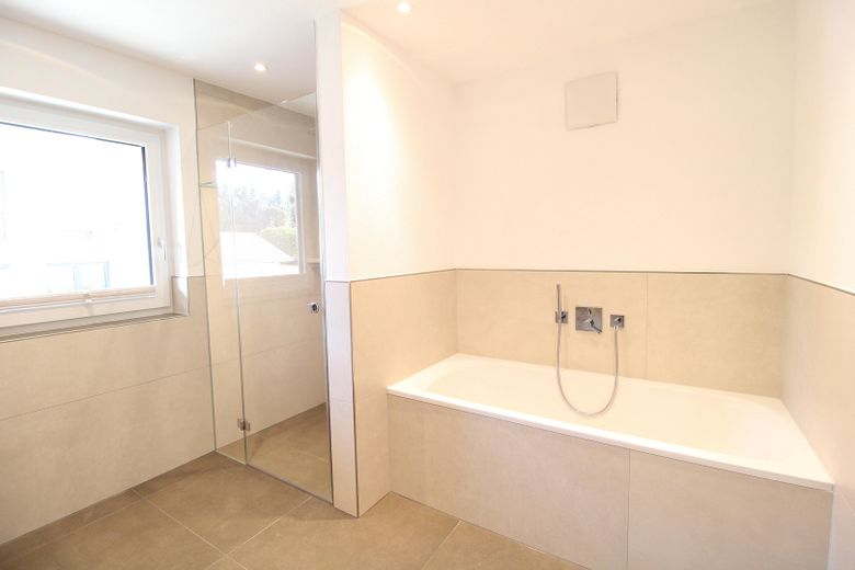 Bad mit Dusche + Badewanne