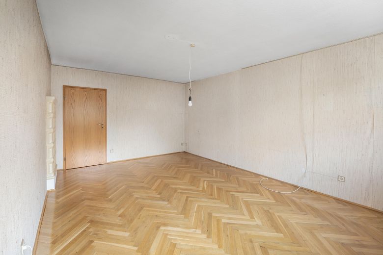 Stilvolle 3-Zimmer-Wohnung mit Fischgrätparkett, XL-Balkon & Kachelofen +++ provisionsfrei +++ – Foto 6