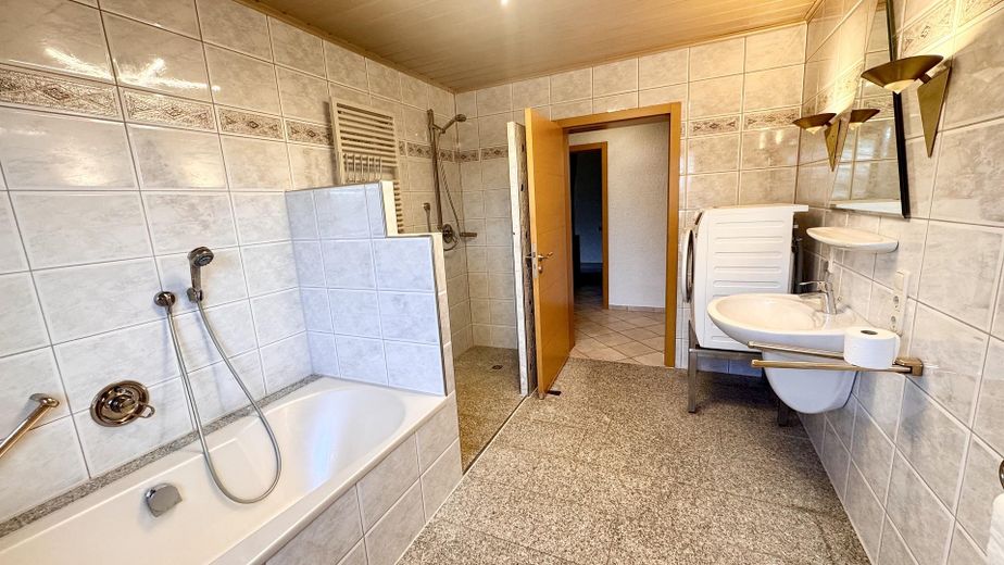 Bright 3-room ground-floor apartment with balcony and large private-use garden – Dusche und WM-Anschluss