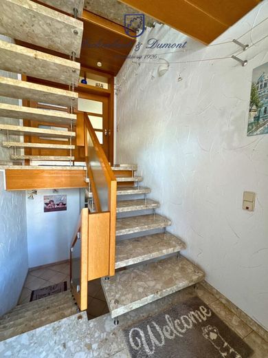 Gepflegtes 2-3 Familienhaus mit Garten + Garage, sofort verfügbar – Treppe zum EG
