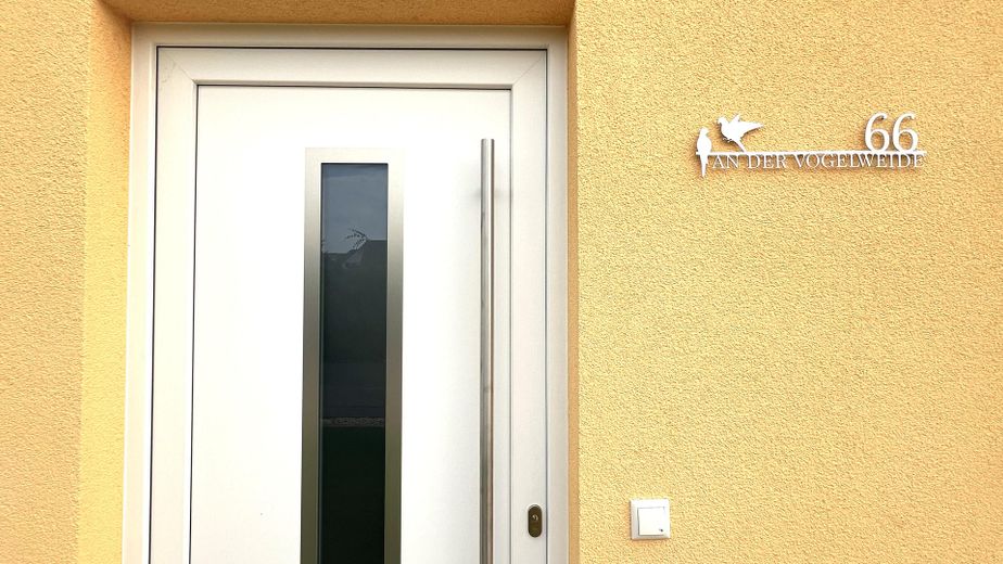 Ruhe mit Blick über Felder: Exklusives wohngesundes Plusenergie-Doppelhaus, S-Bahn fußläufig – An der Vogelweide 66