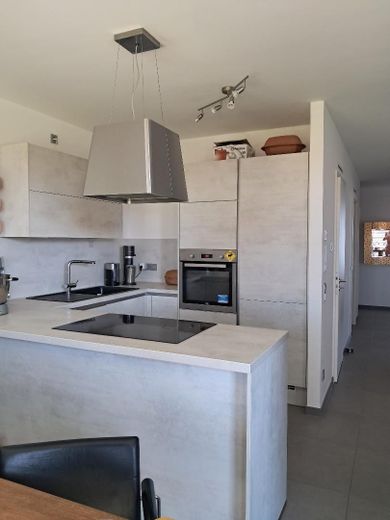 Appartement exclusif de 3 pièces, climatisation au plafond, chauffage au sol dans un parc avec jeux d’eau, 2 salles de bains – Küche