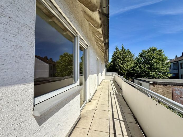Fröndenberg-Ardey: Taghelle Eigentumswohnung mit praktischem Schnitt, zwei Balkonen und Stellplatz! – Großer Balkon