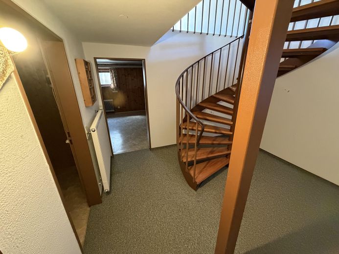 No commission! Prime location! Terraced house with expansion potential, energy rating B – Beheizter Flur im Keller