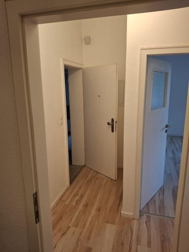 Gemütliche 2-Zimmer-Wohnung mit moderner Wohnküche & weißem Wannenbad – ruhig zum Innenhof – Flur